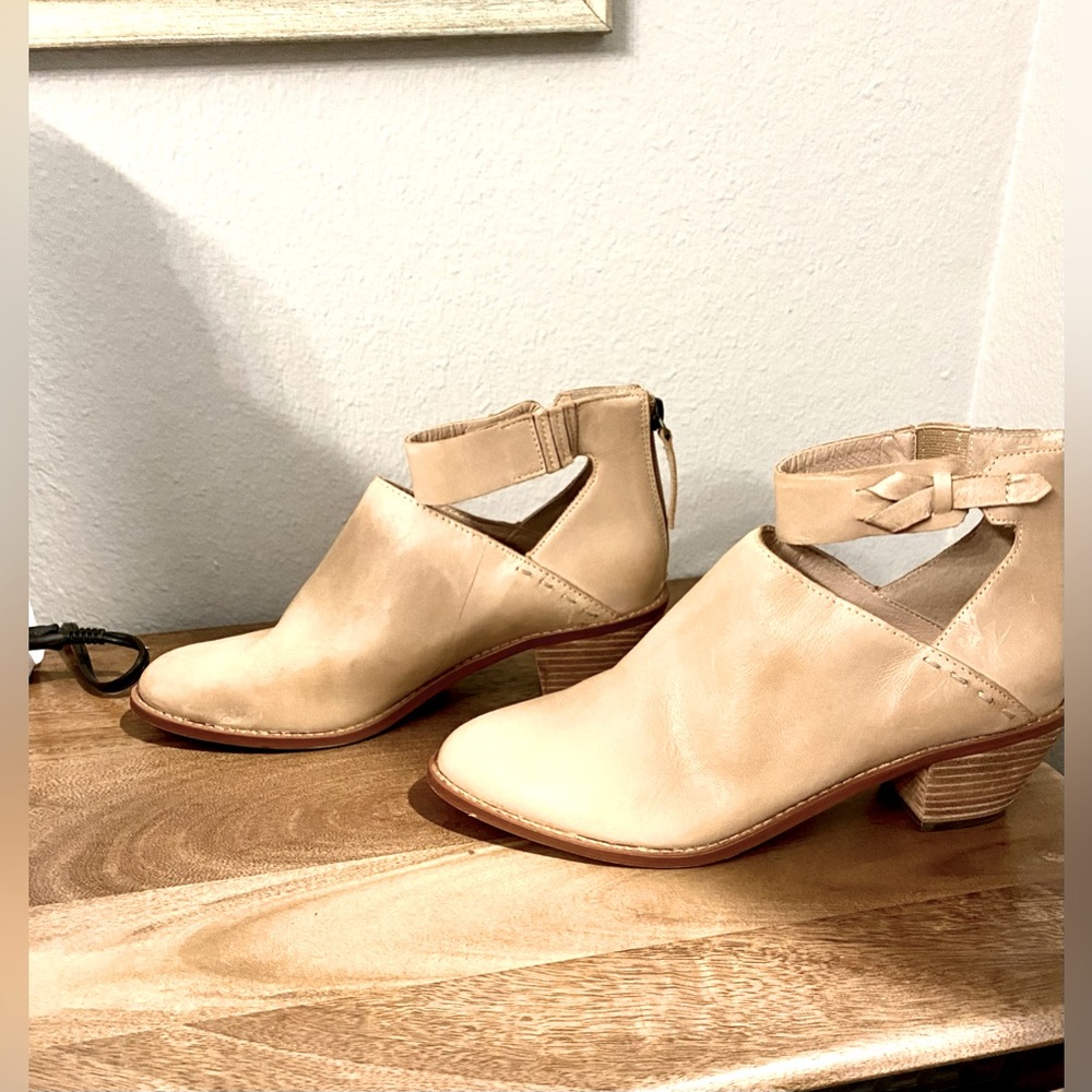 Kelsi dagger Brooklyn Kadeja booties- oyster color